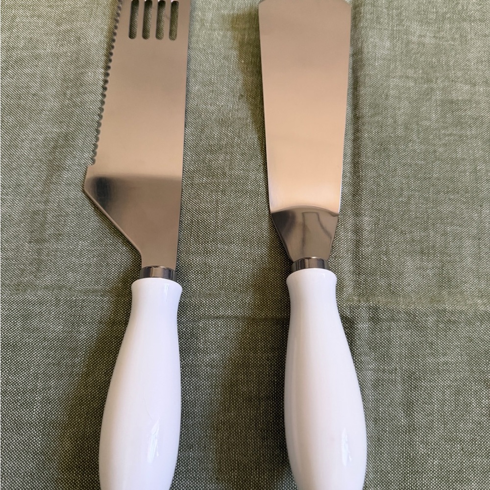 Elegant White Handle Cake Server Set Lnwot. Plastic handles. Cute set!!